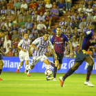 Anuar elude el marcaje de Busquets.-MIGUEL ÁNGEL SANTOS
