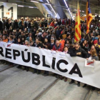 Los manifestantes cortan las vías del AVE en la estación de Girona, durante la huelga general del 8 de noviembre del 2017.-JOAN CASTRO (ICONNA)