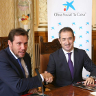 El alcalde de Valladolid, Óscar Puente, y la concejala de Cultura y Turismo, Ana Redondo, firman un convenio de colaboración con el director territorial de La Caixa, José Manuel Bilbao, entre la Fundación La Caixa y el Teatro Calderón-Ical