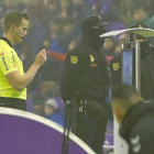 Alberola Rojas ve la repetición de la jugada polémica del partido contra el Getafe.-J.M. LOSTAU