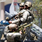 Un miembro de las fuerzas de seguridad afganas durante la operación en la Embajada de Irak en Kabul.-REUTERS / MOHAMMAD ISMAIL