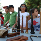 Niños participantes en el taller de instrumentos tradicionales organizado en el marco del programa 'Segovia, Ciudad Educadora'.-Ical