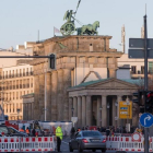 Agentes de policía acordonan la zona situada entre la calle 17 de junio y la Puerta de Brandenburgo, durante los preparativos de la celebración de Nochevieja en Berlín, el 29 de diciembre.-EFE / HAYOUNG JEON