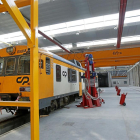Interior de los nuevos talleres de Renfe en el páramo de San Isidro, con una máquina de tren.-J.M. LOSTAU