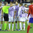 Varios jugadores del Real Valladolid reclaman a Undiano Mallenco.-J.M. LOSTAU