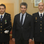 El director general de la Policía, Ignacio Cosidó (2I), preside el acto de entrega de la Cruz al Mérito Policial con Distintivo Blanco de la Policía Nacional y su ingreso en la Orden del Mérito Policial a los policías Pedro Amor Prieto (I) y Jorge Cuevas -Ical