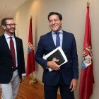 Javier Maroto conversa junto a la bandera de Segovia con el portavoz del PP en las Cortes, Raúl de la Hoz-ICAL