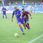 Ángel avanza con el balón junto a la banda izquierda en el partido contra el Pontevedra.-Photo-Deporte