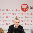 El secretario general de UGT Castilla y León, Agustín Prieto (C), valora el borrador de unidades básicas de Ordenación, Gobierno y Servicios del Territorio, presentado por la Junta. En la imagen, junto con el Secretario de Organización de FETE-UGT CyL, Jo-Ical
