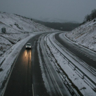 La carretera CL-631 entre Cubillos del Sil y Torneo (León), afectada por el temporal de nieve.-ICAL