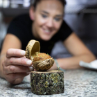 Nerea Gutiérrez, jefa de cocina de Los Zagales, con el pincho 'Coge Pan y Moja' que consiguió el cuarto puesto del Concurso Provincial de Valladolid. -PHOTOGENIC