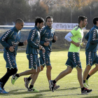 Peña, a la izquierda, durante el entrenamiento de ayer en los Campos Anexos-CÉSAR MINGUELA