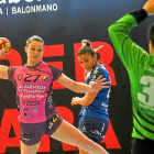 Elena Cuadrado arma el brazo antes de lanzar ante la portera del Berra Bera, Mercedes Castellanos.-PHOTO DEPORTE