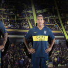 Las figuras de Cardona (izquierda), Tévez (centro) y Pavón, en el museo del Boca Juniors en Buenos Aires.-EFE / MIREIA SEGARRA