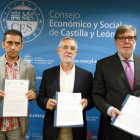 El presidente de Cecale, Santiago Aparicio; el secretario autonómico de UGT, Agustín Prieto; y el secretario de Acción Sindical de CCOO, Vicente Andrés; firman un acuerdo para la renovación del Serla-Ical