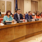Pedro Sánchez, junto a varios miembros de la dirección socialista, este lunes en el Congreso.-AGUSTIN CATALAN