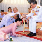 Tailandia tiene nueva soberana, la reina Suthida. En la foto, el rey Maha Vajiralongkorn vierte agua sobre su esposa.-ROYAL HOUSEHOLD BUREAU (EFE)