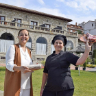 Mónica y Hortensia, frente a Linar del Zaire con un queso de cabra y un chuletón de Ávila-