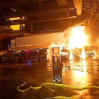 Imagen de los Bomberos en pleno incendio de los camiones.-E.M.