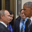 Putin y Obama se miran antes de su encuentro en el G20.-ALEXEI DRUZHININ / AFP