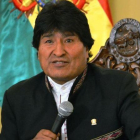 Evo Morales habla ante la prensa, tras firmar el decreto declarando la emergencia nacional, el 21 de noviembre, en La Paz.-EFE