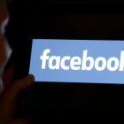 Facebook ha sido protagonista de múltiples escándalos por su gestión de privacidad de datos personales.-REUTERS