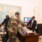 Mugabe, ayer, con miembros de las Fuerzas de Defensa de Zimbabue.-/ REUTERS