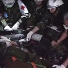 El equipo de rescate traslada a uno de los niños atrapados en la cueva de Tailandia, el pasado 11 de julio.-THAI NAVY SEAL (AP)