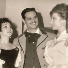 Rivadeneira, Pedro Lavirgen y Ana María Olaria en ‘Doña Francisquita’; y portada de la biografía.-E. M.