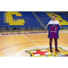 Abel Serdio posa en el Palau Blaugrana con la camiseta del FC Barcelona, con el que jugará las dos próximas temporadas.-FCB