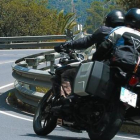 Motoristas circulando por la carretera.-JOAN CASTRO / ICONNA