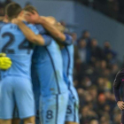 Los jugadores del City celebran un gol ante un triste Messi.-EFE / PETER POWELL