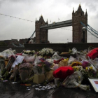 Varios ramos de flores, velas y mensajes dejados en memoria de las víctimas en los alrededores del Ayuntamiento en Londres, el 6 de junio-WILL OLIVER