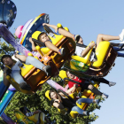 Varios niños disfrutan de una de las atracciones del Real de la Feria.-J. M. LOSTAU
