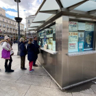 Varias personas hacen cola para comprar un décimo de Lotería de Navidad en una Administración en la plaza de Puerta del Sol, en Madrid (España), a 18 de noviembre de 2019.-EUROPA PRESS