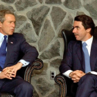 El expresidente español José María Aznar, junto al estadounidense George W. Bush en el 2003, en las Islas Azores.-SERGIO BARRENECHEA