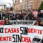 Unas 50 personas se manifiestan por las calles de Valladolid contra los desahucios-Ical