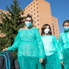 JPaula, Silvia y  Celia, delante del Hospital Clínico, forman el equipo de Cuidados Paliativos de Valladolid Este. - J. M. LOSTAU