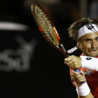 David Ferrer devuelve la pelota a Thiemo de Bakke, durante el partido de octavos del Abierto de Río.-Foto: EFE / MARCELO SAYAO