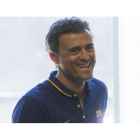 Luis Enrique, a su llegada a la rueda de prensa de este sábado previa a la final de la Copa del Rey que el Barça jugará contra el Sevilla.-JORDI COTRINA