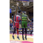 Bubacar Sidibe, tras su estancia en el Afrobasket, puja por un rebote ante Georvys Elías, del Arcos Albacete.-PABLO REQUEJO