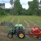 Un agricultor realiza trabajos de empacado de hierba en una finca de Ponferrada.-ICAL