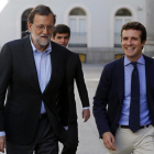 El presidente del Congreso en funciones, Mariano Rajoy, junto al vicesecretario de Comunicación del PP, Pablo Casado, ayer.-EFE/MARISCAL