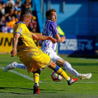 Rafa intenta cortar el lanzamiento de Kadir, ayer, en el partido contra el Alcorcón.-ARABA PRESS