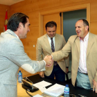 El consejero de Fomento y Medio Ambiente, Juan Carlos Suárez-Quiñones, conversa con los procuradores socialistas Celestino Rodríguez (C) y Luis Aceves (D).-RUBÉN CACHO/ ICAL