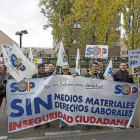 Los policías protestan ante la Delegación del Gobierno.-Miguel Ángel Santos