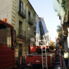 Imagen de la autoescala de los bomberos de Valladolid en la calle Núñez de Arce-El Mundo