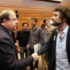 Juan Vicente Herrera recibe la felicitación del portavoz de Izquierda Unida, José Sarrión, tras ser reelegido Presidente de la Junta de Castilla y León-ICAL