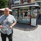 Alejandro Pérez, dueño del Kiosco Calderón durante casi 10 años, reivindica la figura del negocio tradicional. J.M. LOSTAU