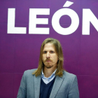 Pablo Fernández, durante su comparencia ante los medios en la sede de Podemos en León.-ICAL
